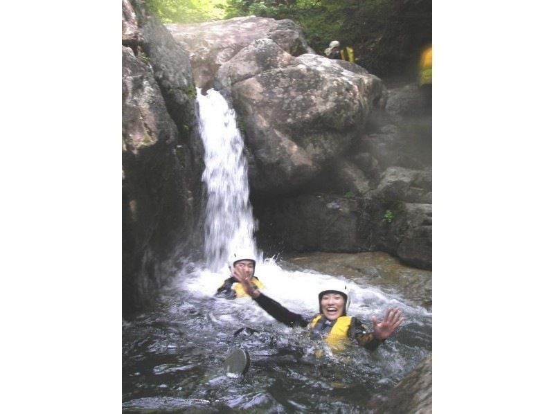 【岐阜・下呂市】下呂の美しい清流で沢のぼりアドベンチャーの紹介画像