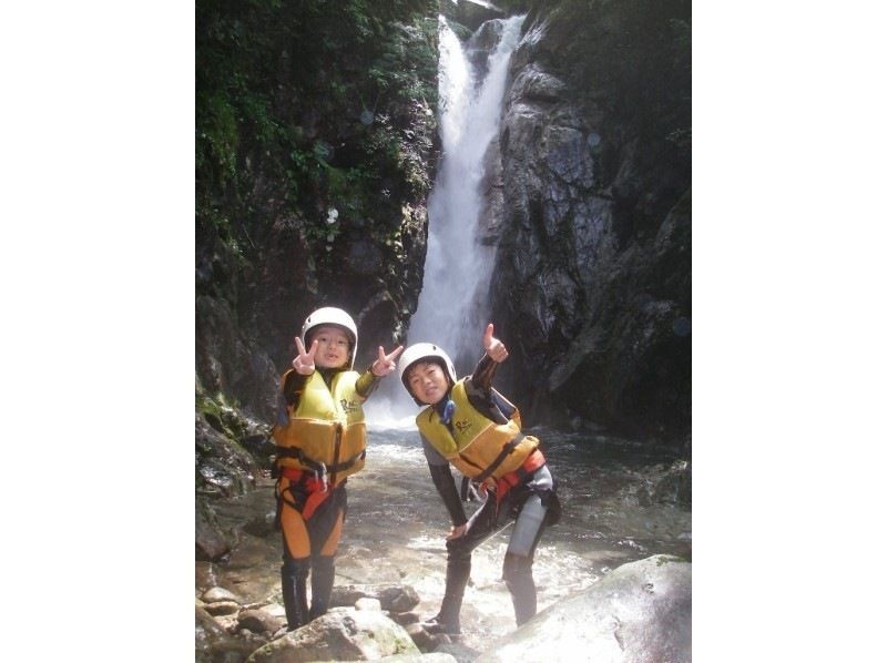 【岐阜・下呂市】下呂の美しい清流で沢のぼりアドベンチャーの紹介画像