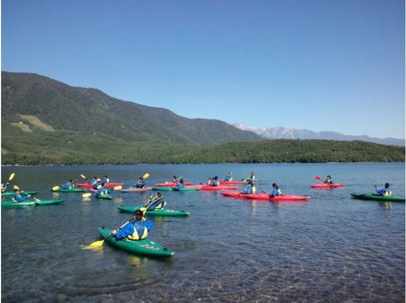 [Nagano, Hakuba] A strange sensation of floating on the water! Single-seater kayaking on Lake Aokiの紹介画像