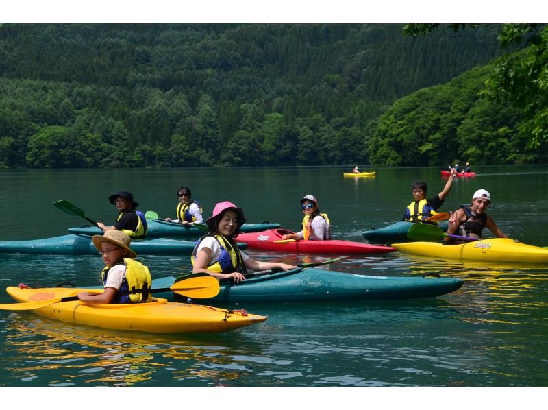 [Nagano, Hakuba] A strange sensation of floating on the water! Single-seater kayaking on Lake Aokiの紹介画像