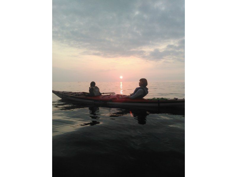 【 시즈오카 &middot; 아타미 】 아침의 고요한 바다에서 자연과 하나! 카약 선 라이즈 투어の紹介画像
