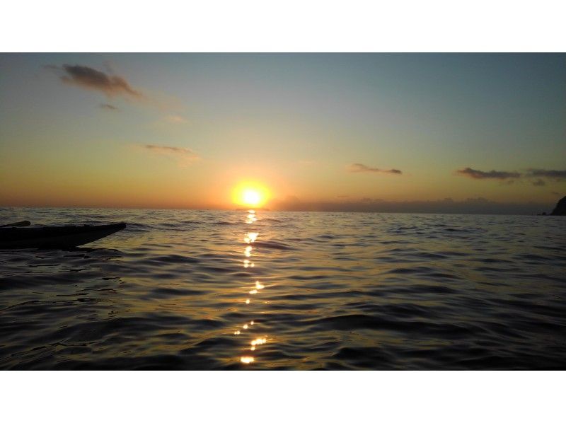 【 시즈오카 &middot; 아타미 】 아침의 고요한 바다에서 자연과 하나! 카약 선 라이즈 투어の紹介画像