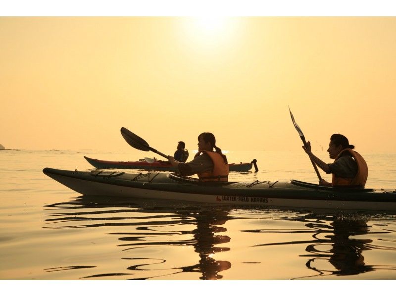 【 시즈오카 &middot; 아타미 】 아침의 고요한 바다에서 자연과 하나! 카약 선 라이즈 투어の紹介画像