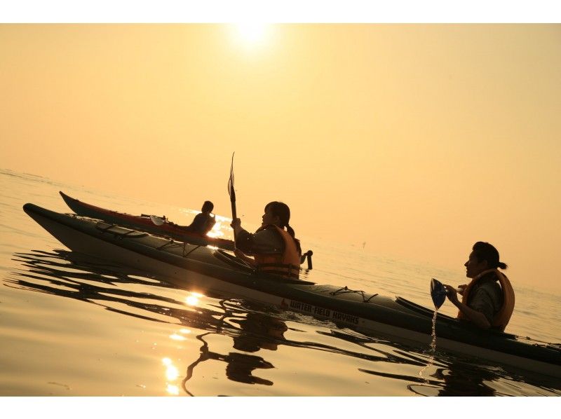 【 시즈오카 &middot; 아타미 】 아침의 고요한 바다에서 자연과 하나! 카약 선 라이즈 투어の紹介画像