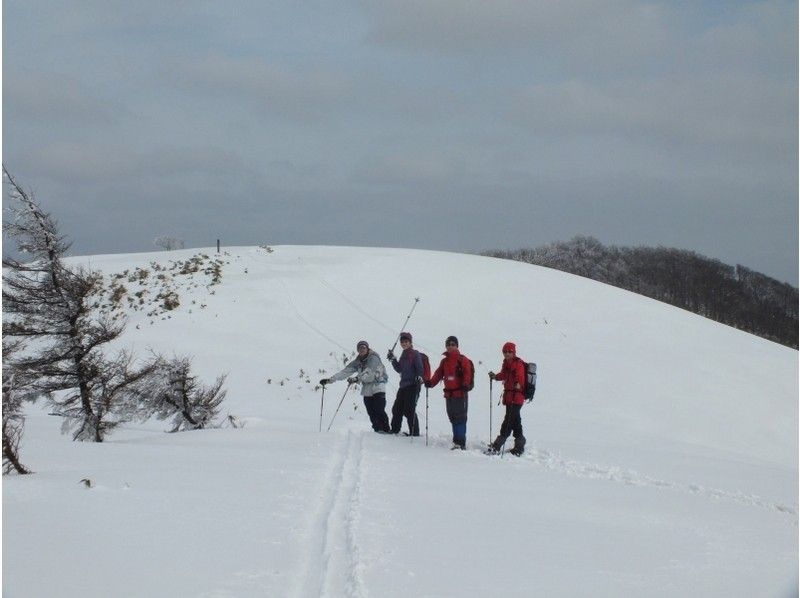 [โอกายาม่า-Emeishan] มุมมองต่อเนื่องที่น่าทึ่ง! ! Tsu Kuroyamaกิจกรรมเดินหิมะ(Snowshoes)・ การปีนเขาตามยาวの紹介画像
