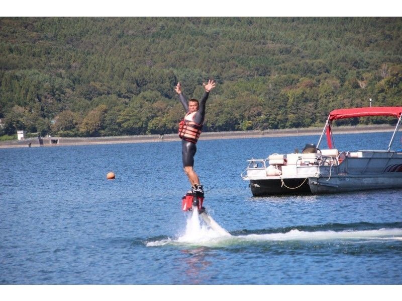 【山梨・山中湖】フライボードで空高くジャンプ！フライボードコースの紹介画像