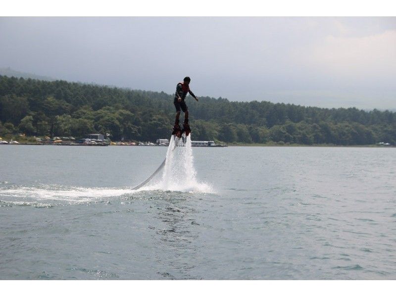 【 山梨 /山中湖】用飞板在天空中跳跃！ Flyboard课程の紹介画像