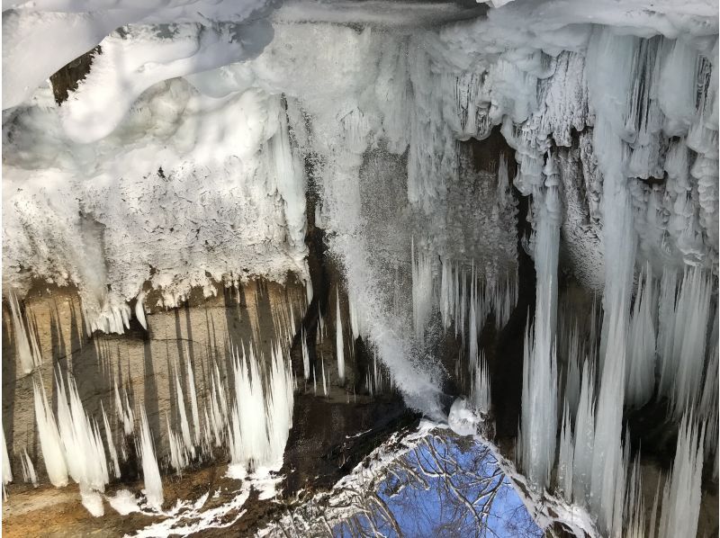 【北海道・支笏湖】2024年【冬季】氷の芸術を見に行こう！　七条大滝氷の宮殿スノートレッキングツアーの紹介画像
