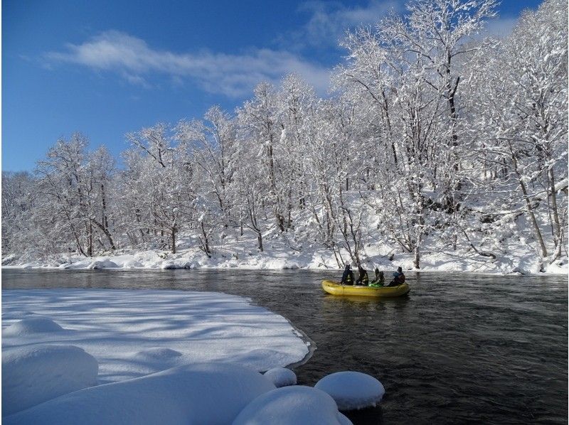 [Hokkaido / Niseko] Let's enjoy the snowy scenery on a boat! Participation is possible from 3 years old. Snow scene Niseko clear stream down!の紹介画像