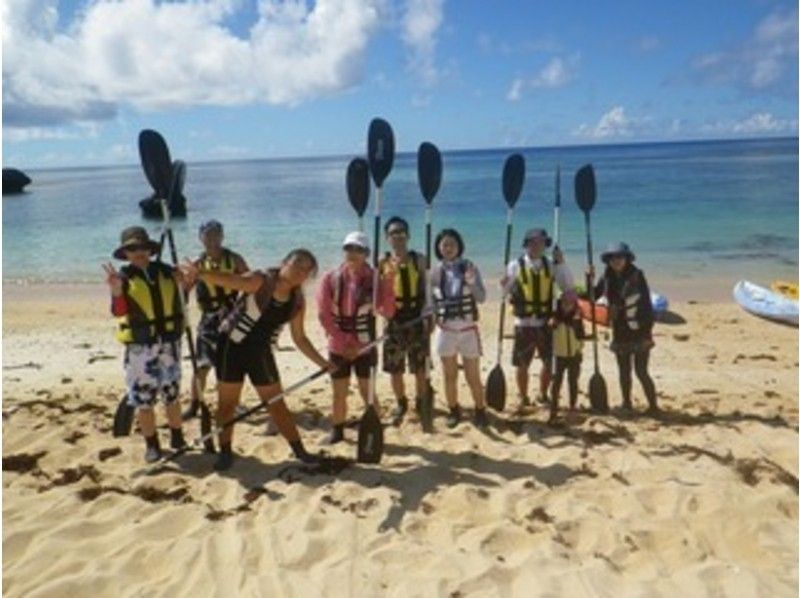 [โอกินาว่า-มิยาโกจิม่า]พายเรือคายัก(Sea Kayaking)มีการสำรวจถ้ำ B & อาหารกลางวันの紹介画像