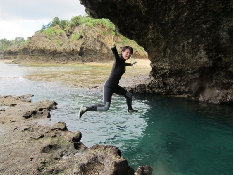 【冲绳/石垣岛】一日游尽石垣岛的魅力！蝠鲼/海龟浮潜、蓝色洞穴和瀑布盆地（含午餐）の紹介画像