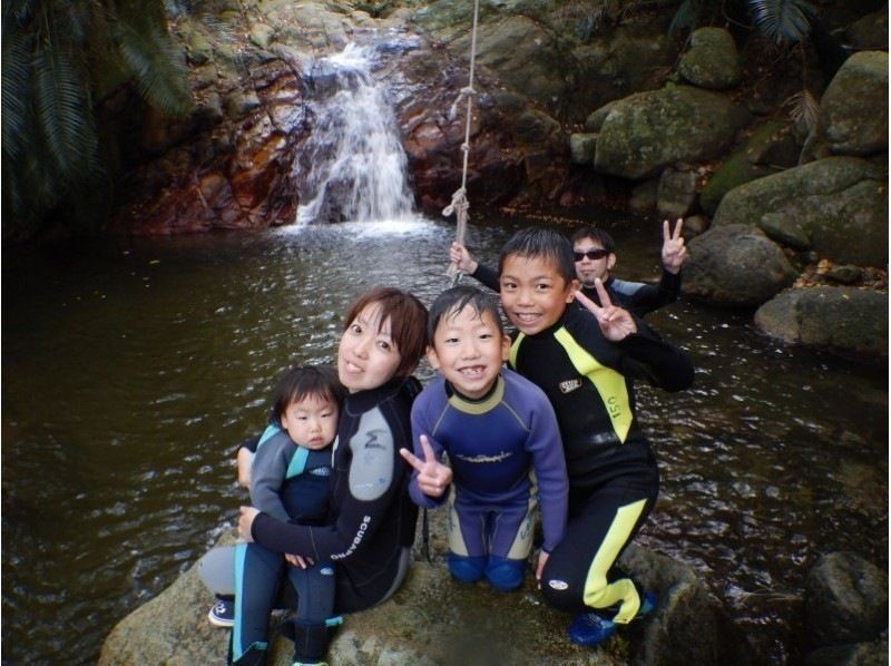 【冲绳/石垣岛】一日游尽石垣岛的魅力！蝠鲼/海龟浮潜、蓝色洞穴和瀑布盆地（含午餐）の紹介画像