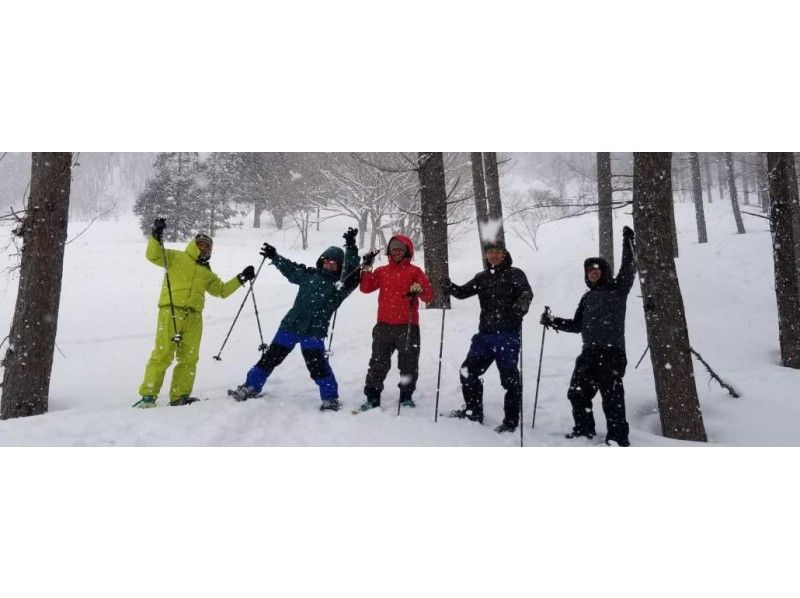 [กุมมะ, Minakami] ทัวร์กิจกรรมเดินหิมะ(Snowshoes)1 วันสำรวจโลกสีเงินของ Minakami! โรงเรียนประถมศึกษาอายุ 70 ปีตกลงด้วยอาหารกลางวันの紹介画像