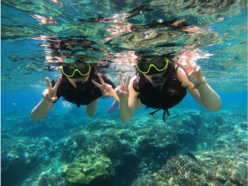 オーシャンスタイル(OceanStyle)の水納島シュノーケリングツアーを楽しむ人々