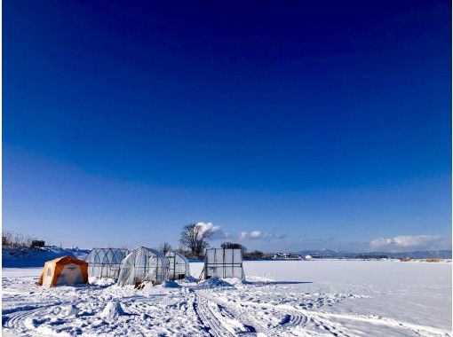 北海道 札幌 送迎付き 貸切釣り場 暖かいストーブ付き小屋で快適ワカサギ釣り体験 カリスマガイドと行く半日プレミアムワカサギ釣りツアー アクティビティジャパン