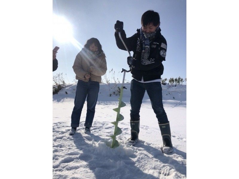 【홋카이도·삿포로 근교】송영 첨부! 전세 낚시터 & 스토브가 있는 오두막에서 쾌적! 징기스칸 & 빙어 튀김 시식 포함! 반나절 프리미엄 사슴 낚시 투어の紹介画像