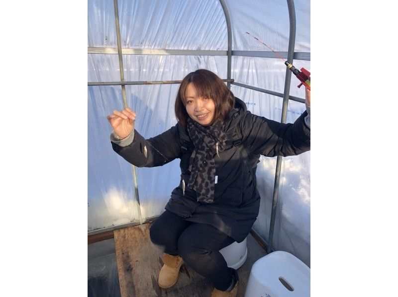 【北海道/札幌近郊】有交通！在包租的钓鱼点和带炉子的小屋里很舒服！包括成吉思汗和冶炼天妇罗品尝！半日高级冶炼钓鱼之旅の紹介画像