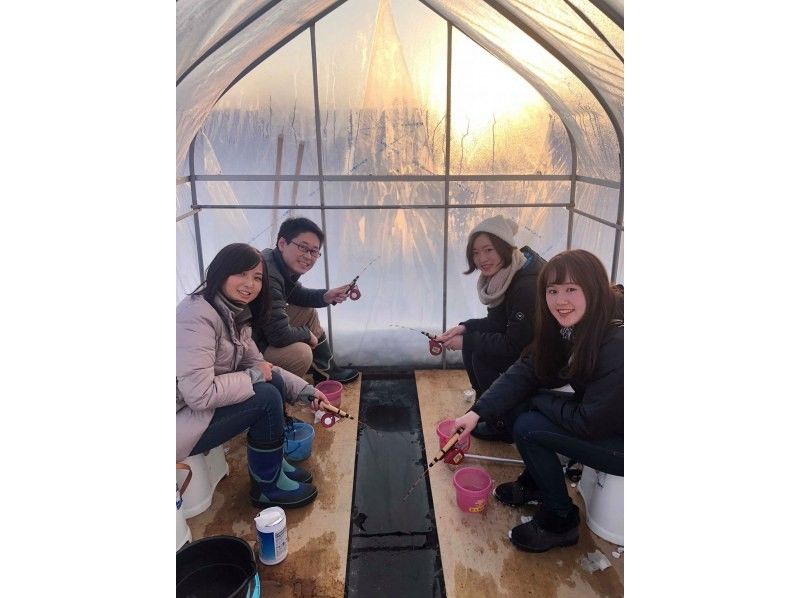 [Hokkaido / Sapporo suburbs] With transportation! Comfortable in a chartered fishing spot and a hut with a stove! Genghis Khan & Smelt tempura tasting included! Half-day premium smelt fishing tourの紹介画像