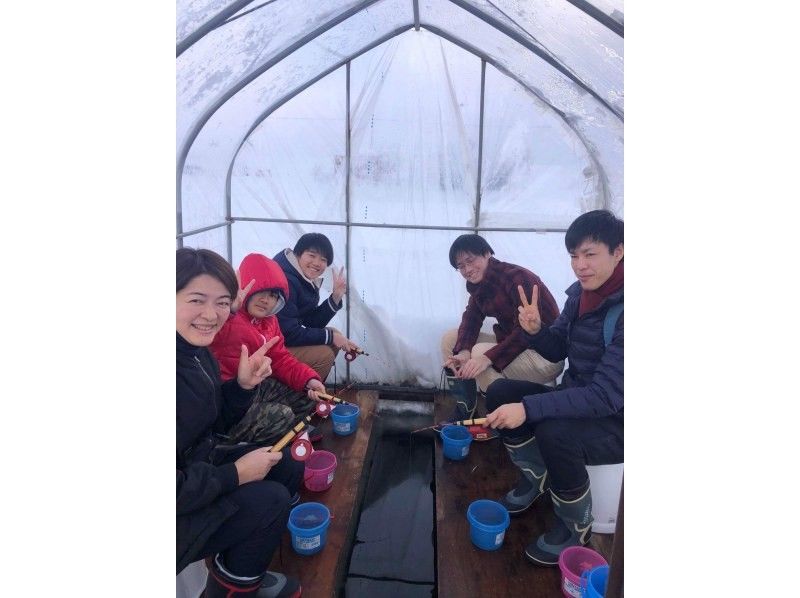 【北海道/札幌近郊】有交通！在包租的钓鱼点和带炉子的小屋里很舒服！包括成吉思汗和冶炼天妇罗品尝！半日高级冶炼钓鱼之旅の紹介画像