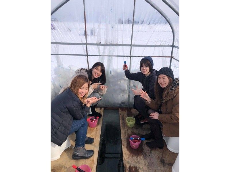 【北海道/札幌近郊】有交通！在包租的釣魚點和帶爐子的小屋裡很舒服！包括成吉思汗和冶煉天婦羅品嚐！半日高級冶煉釣魚之旅の紹介画像