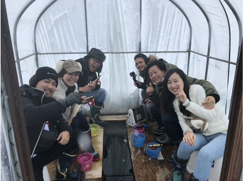 [Hokkaido / Sapporo suburbs] With transportation! Comfortable in a chartered fishing spot and a hut with a stove! Genghis Khan & Smelt tempura tasting included! Half-day premium smelt fishing tourの紹介画像