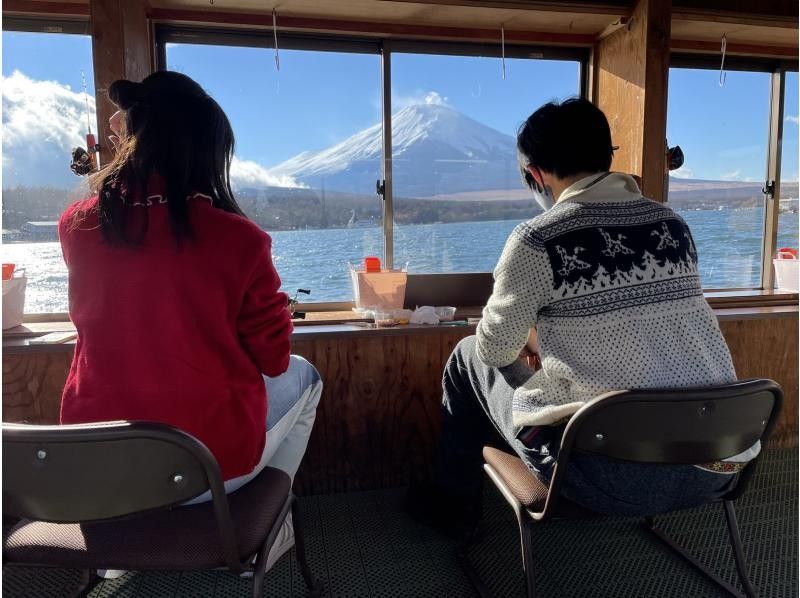 [山梨/山中湖] 5歲〜參加OK！在富士山腳下的舒適穹頂船上冰釣！長達7個小時！の紹介画像