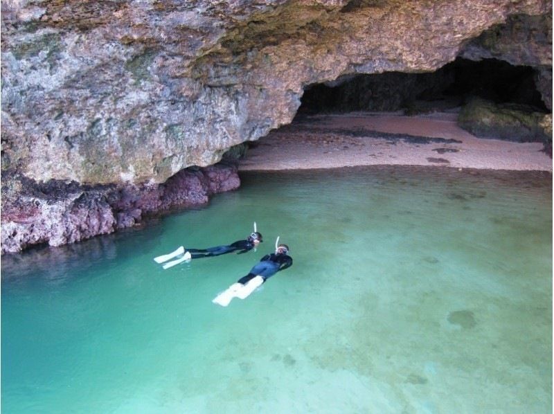 [沖繩/石垣島]驚人的透明度W礁石和海龜浮潛藍洞和迷你叢林瀑布1日遊（含午餐）の紹介画像