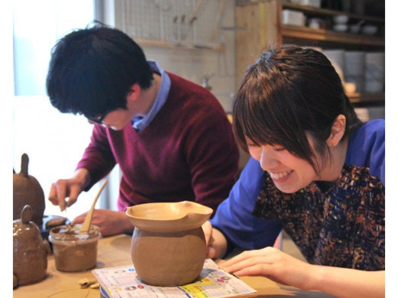 陶芸をするカップル