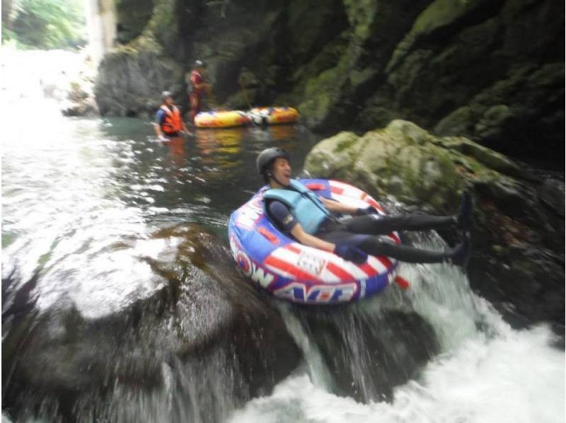 [Yamanashi ・ Ootsuki] River play innocently in summer! ! Tubing tour in overwhelming nature!の紹介画像