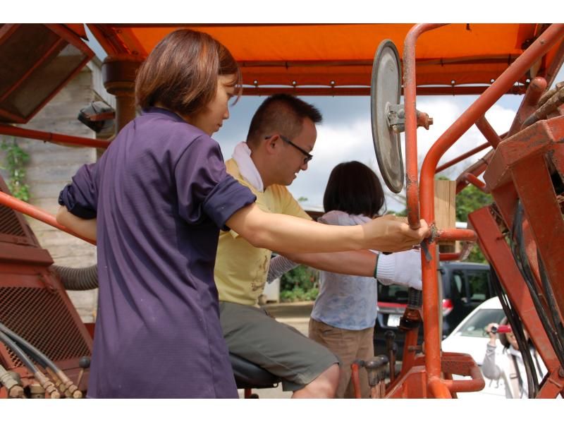 [沖繩本部]引人注目！巨大的甘蔗收割農機“收割機”試點經驗の紹介画像