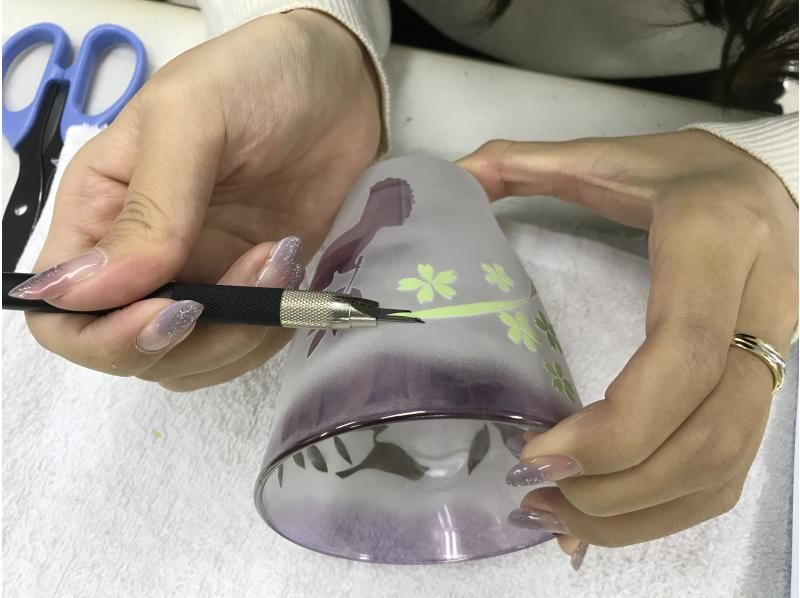 【浅草橋1分】砂で削るガラス工芸～色鮮やかなグラスに好きな絵や文字を彫刻しよう！すぐに持ち帰りOK！デートや女子会にピッタリ。の紹介画像