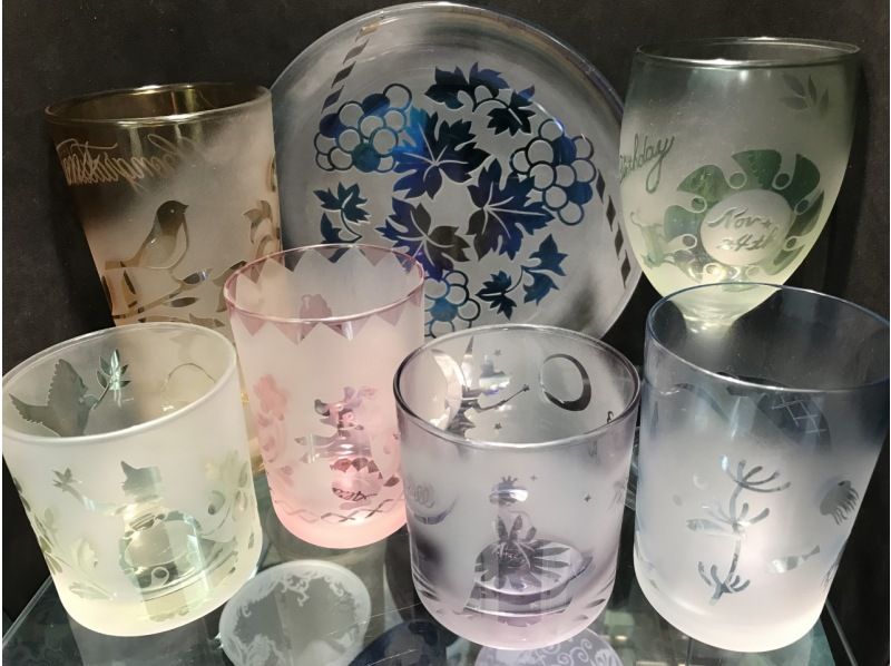 【浅草橋1分】砂で削るガラス工芸～色鮮やかなグラスに好きな絵や文字を彫刻しよう！すぐに持ち帰りOK！デートや女子会にピッタリ。の紹介画像