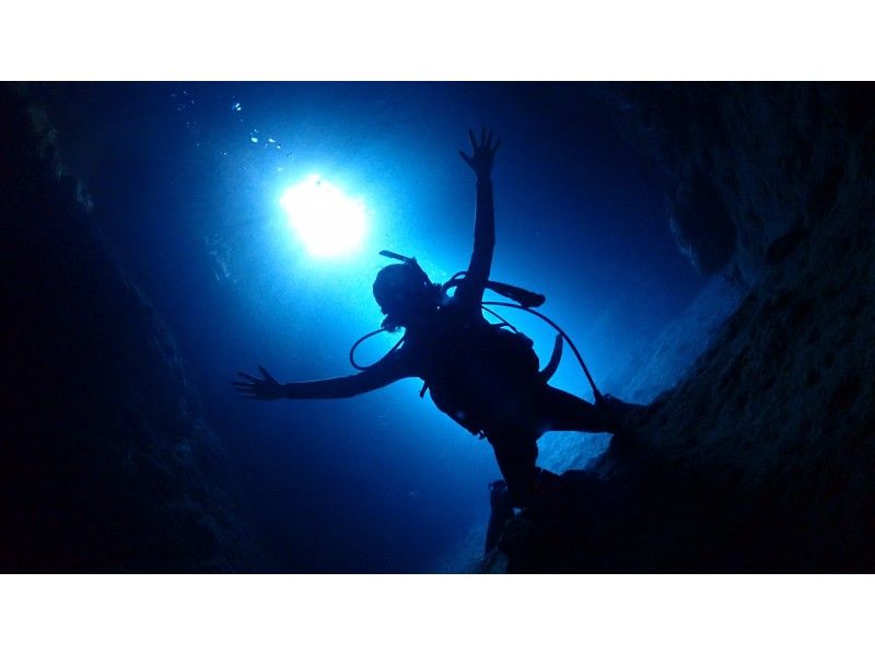 無法在私人旅遊中游泳的人可以放心地享受沖縄☆藍洞體驗深潛包括魚飼料和照片拍攝の紹介画像