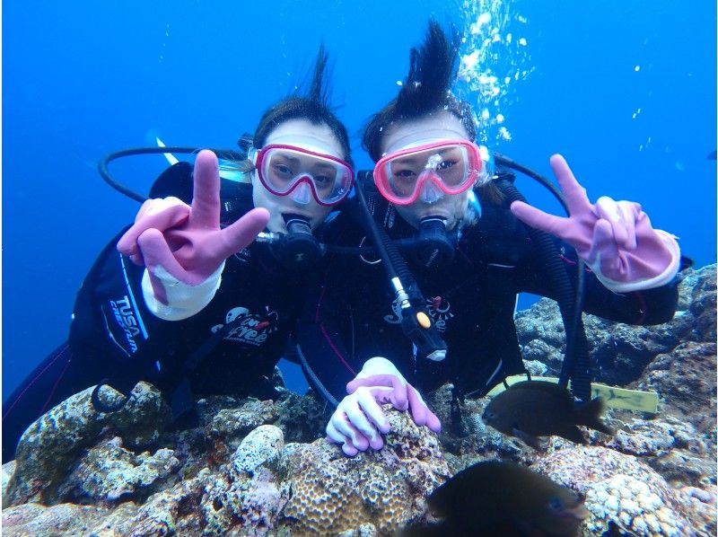 無法在私人旅遊中游泳的人可以放心地享受沖縄☆藍洞體驗深潛包括魚飼料和照片拍攝の紹介画像