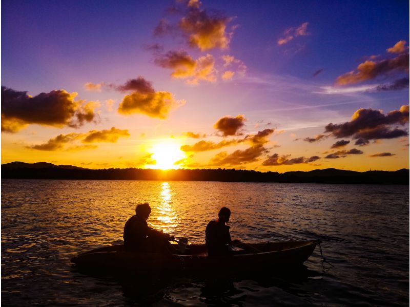 [โอกินาวา Kume เกาะ] ท้องฟ้าและท้องทะเลยังย้อมสีพระอาทิตย์ตก! ทัวร์เรือคายัคซันเซ็ทの紹介画像