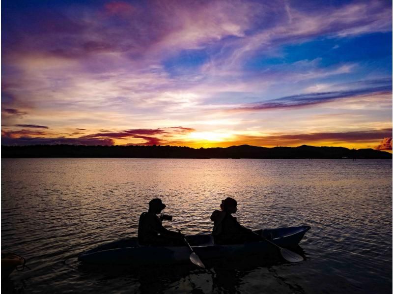 [沖繩久米島]天空和海染成同樣在夕陽的顏色！日落皮艇遊の紹介画像