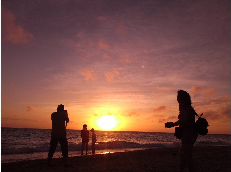 【沖縄・久米島】空も海も夕焼け色に染まる！　サンセットカヤックツアー (当日予約OK・現地集合・到着日にもおすすめ)の紹介画像