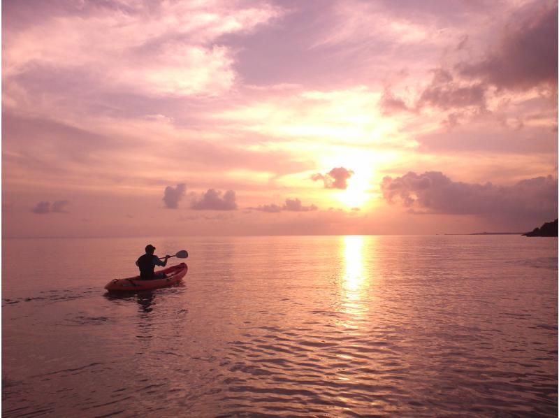 [โอกินาวา Kume เกาะ] ท้องฟ้าและท้องทะเลยังย้อมสีพระอาทิตย์ตก! ทัวร์เรือคายัคซันเซ็ทの紹介画像