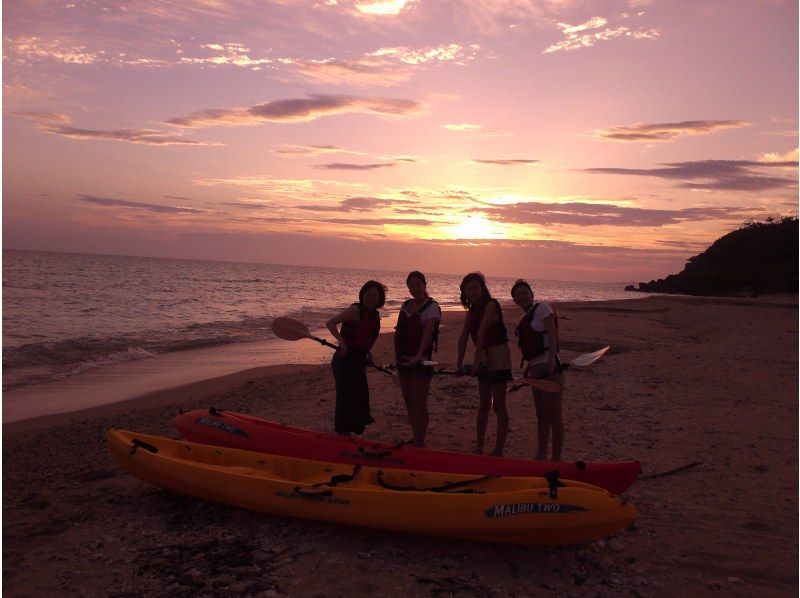 [沖繩久米島]天空和海染成同樣在夕陽的顏色！日落皮艇遊の紹介画像
