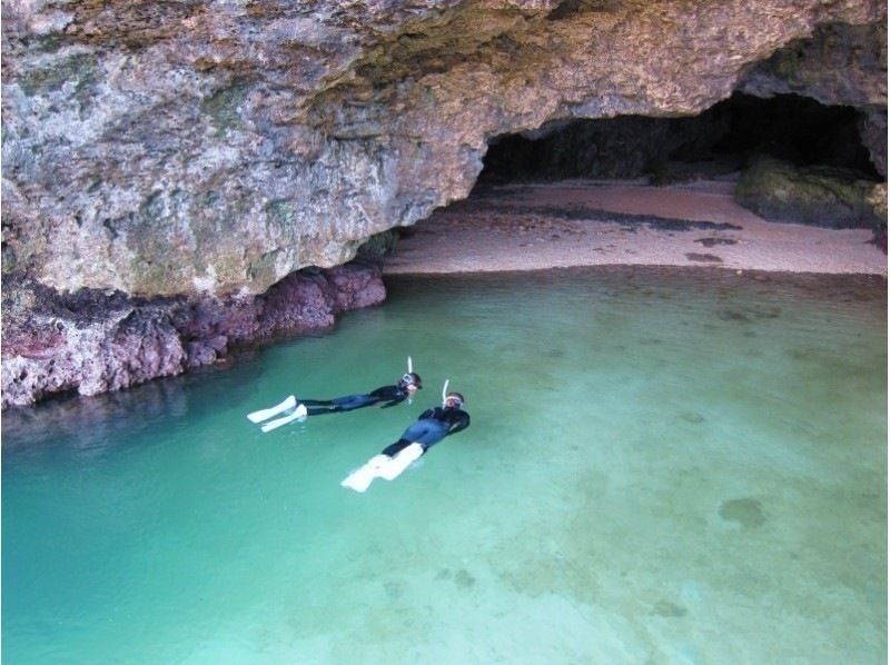 【沖縄・石垣島】ウミガメシュノーケル・ニモ＆星砂・青の洞窟探検＆滝壺あそび　ＡＭ・ＰＭ半日ツアー（送迎付き）