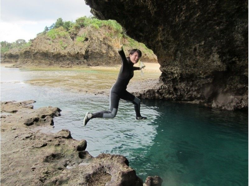 [Okinawa, Ishigaki Island] Sea turtle snorkeling, Nemo and star sand search, blue cave exploration and waterfall play AM (8:00 AM) / PM (1:00 PM) half-day tour (with transfer)の紹介画像