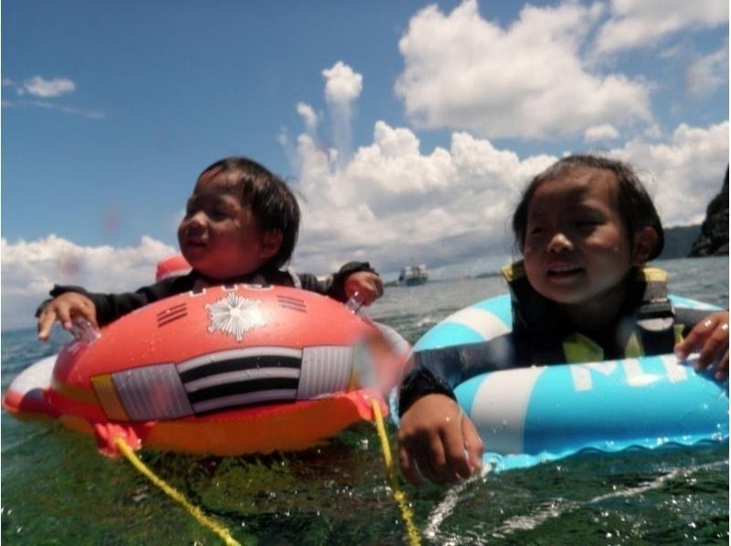 [Okinawa, Ishigaki Island] Sea turtle snorkeling, Nemo and star sand search, blue cave exploration and waterfall play AM (8:00 AM) / PM (1:00 PM) half-day tour (with transfer)の紹介画像