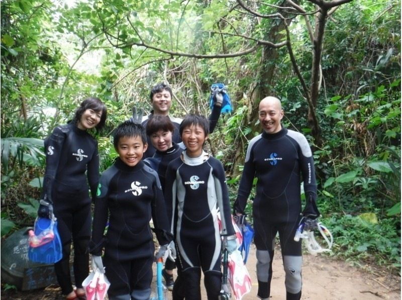 [Okinawa, Ishigaki Island] Sea turtle snorkeling, Nemo and star sand search, blue cave exploration and waterfall play AM (8:00 AM) / PM (1:00 PM) half-day tour (with transfer)の紹介画像