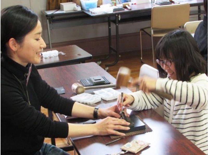 [兵庫/神戶市]皮革手工製作經驗-用牛皮製作的“方形硬幣盒”，歡迎個人和團體！ OK空手！の紹介画像