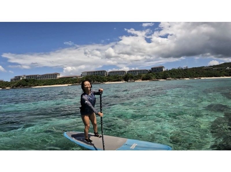[Private tour limited to one group] SUP experience! Safe and secure even for the first time. Make good memories on a nice day at the beach in Okinawa with a short movie includedの紹介画像
