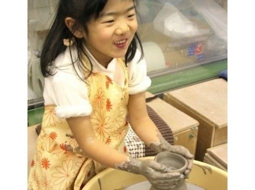 山梨 河口湖 電動ろくろ陶芸体験 親子プラン 子どもも大人も一緒に陶芸を楽しめます アクティビティジャパン