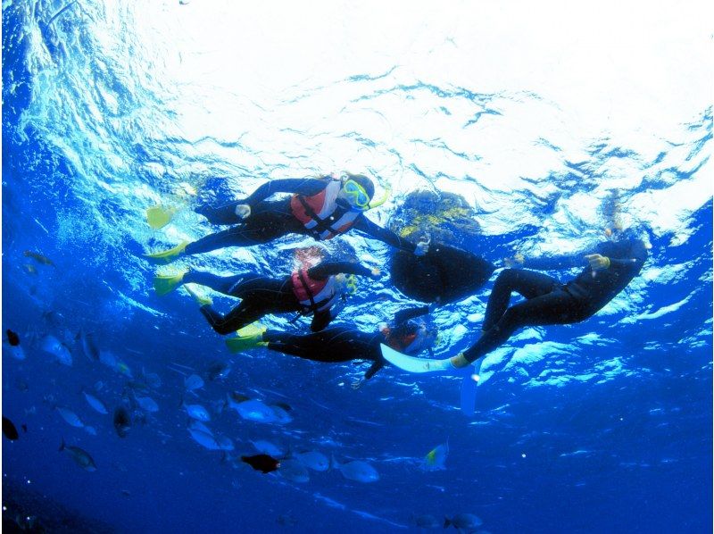 [Okinawa Blue Cave Tour] Blue Cave Boat Snorkeling Tour! Includes 8 free benefits such as free rental of underwater camera/GoPro and photo dataの紹介画像