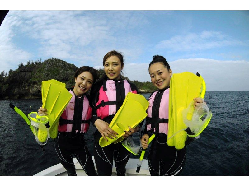 [Okinawa Blue Cave Tour] Blue Cave Boat Snorkeling Tour! Includes 8 free benefits such as free rental of underwater camera/GoPro and photo dataの紹介画像