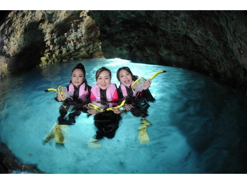 [Okinawa Blue Cave Tour] Blue Cave Boat Snorkeling Tour! Includes 8 free benefits such as free rental of underwater camera/GoPro and photo dataの紹介画像