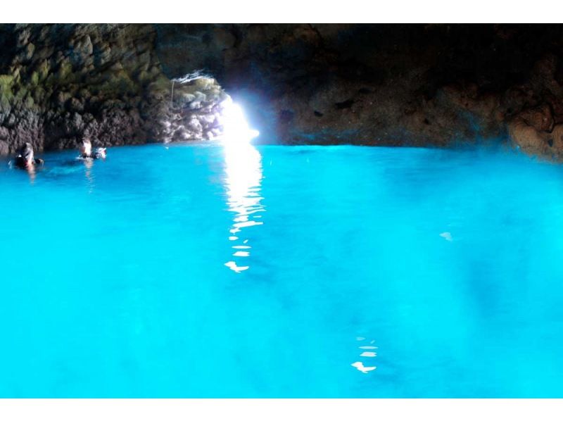 [Okinawa Blue Cave Tour] Blue Cave Boat Snorkeling Tour! Includes 8 free benefits such as free rental of underwater camera/GoPro and photo dataの紹介画像